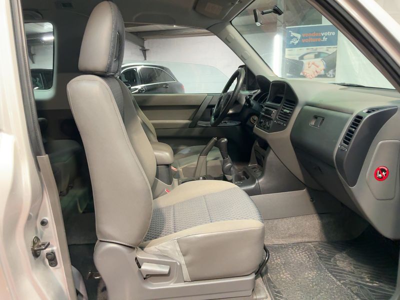 Mitsubishi Pajero 3.2 DI-D Elegance — zdjęcie 11