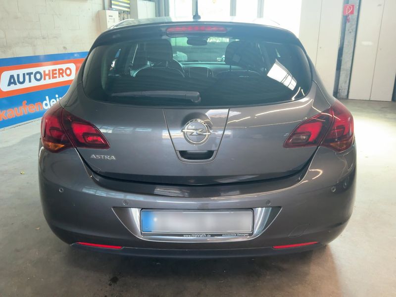 Opel Astra 1.6 Design Edition — zdjęcie 5