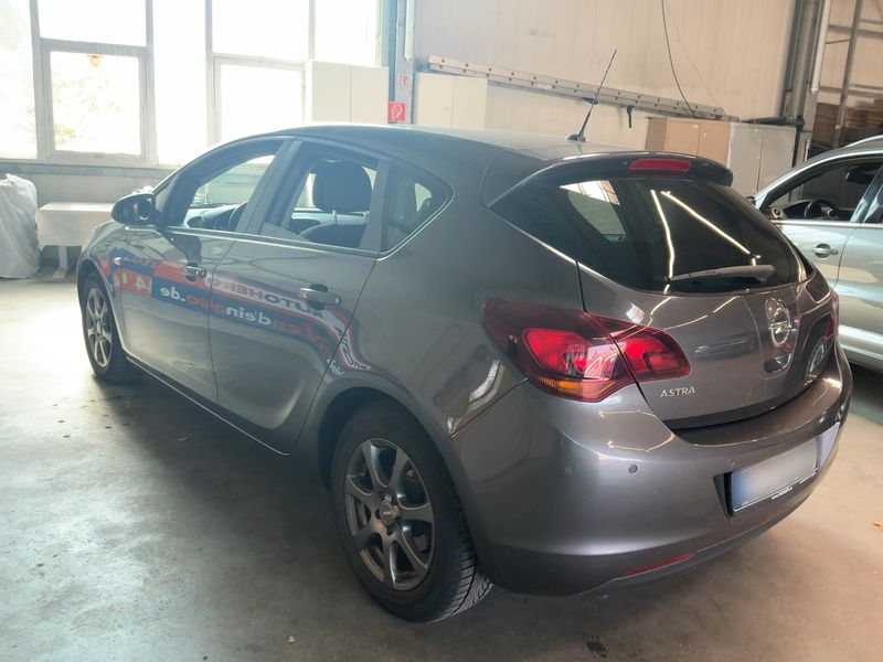 Opel Astra 1.6 Design Edition — zdjęcie 3