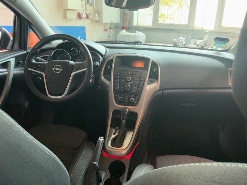 Opel Astra 1.6 Design Edition — zdjęcie 12