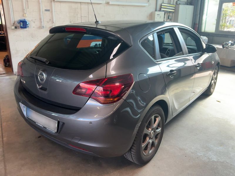 Opel Astra 1.6 Design Edition — zdjęcie 6
