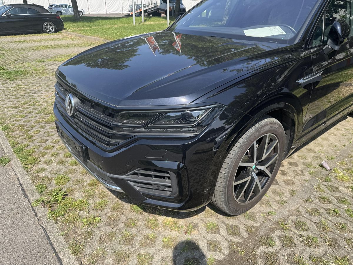 Volkswagen Touareg 2019 — photo 1