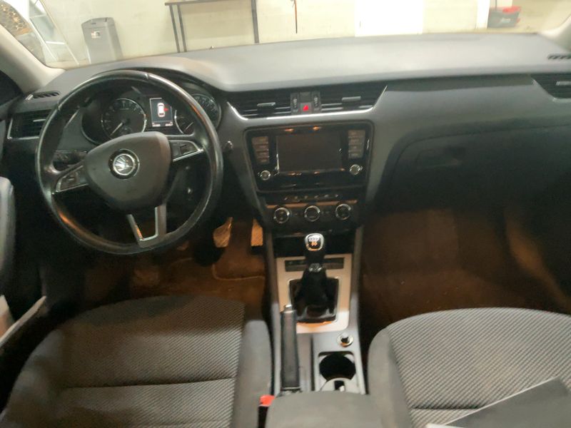 Skoda Octavia 1.6 TDI Ambition — zdjęcie 12