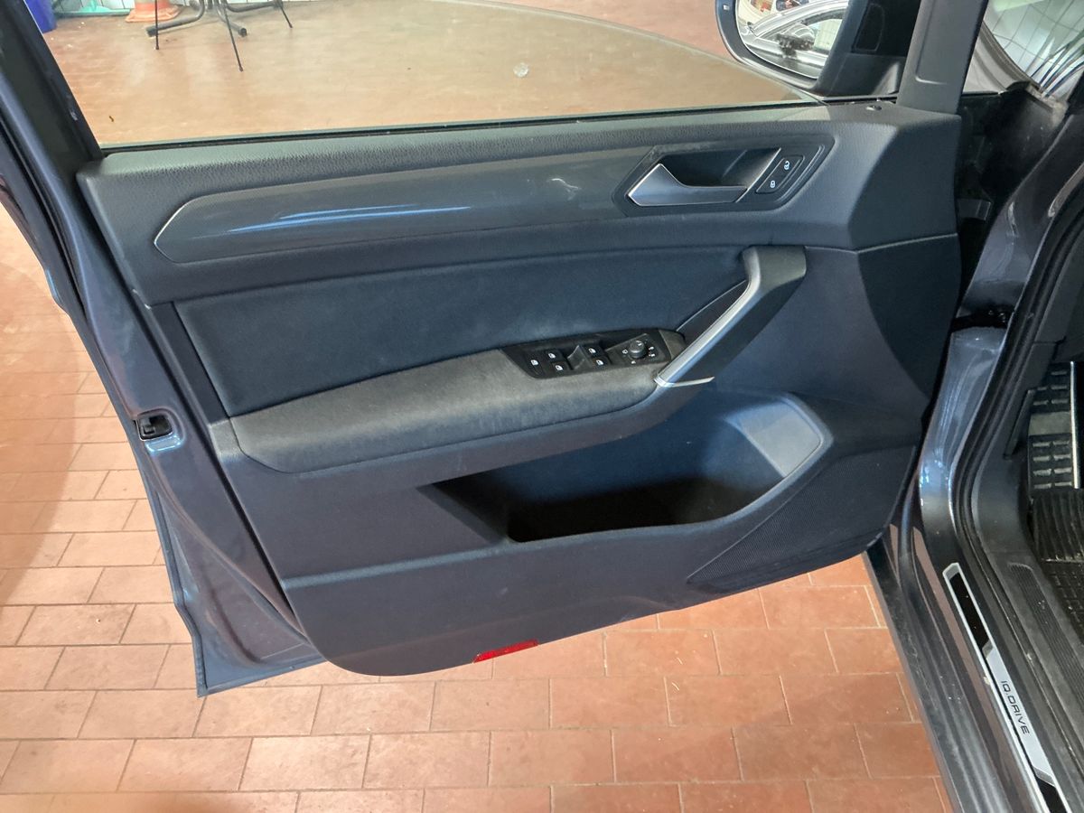 Volkswagen Touran 2019 — photo 31
