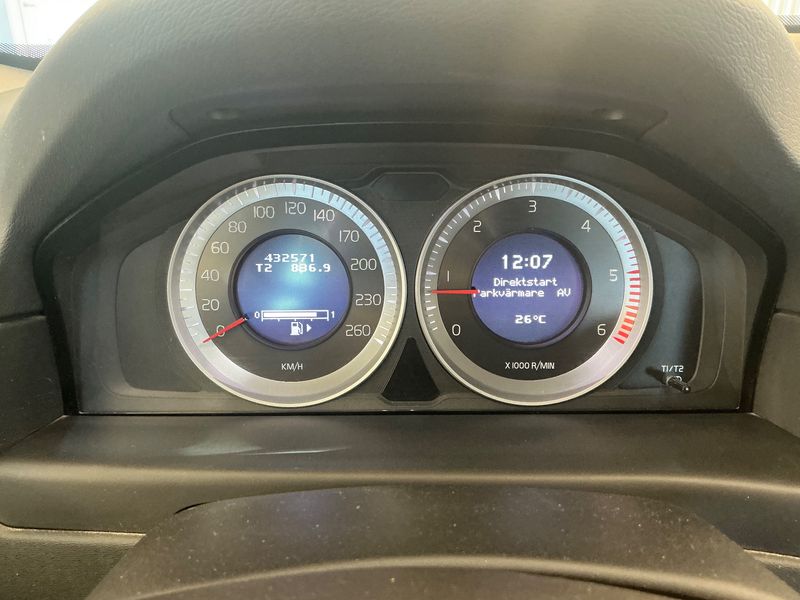 Volvo XC70 2.4 D4 Momentum AWD — zdjęcie 13