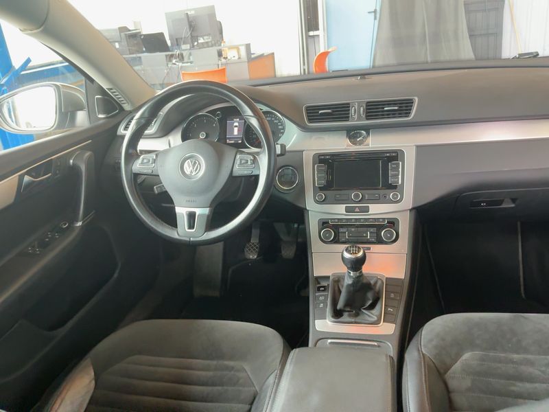 Volkswagen Passat 2.0 TDI Highline BlueMotion Tech 2011 – снимка 17