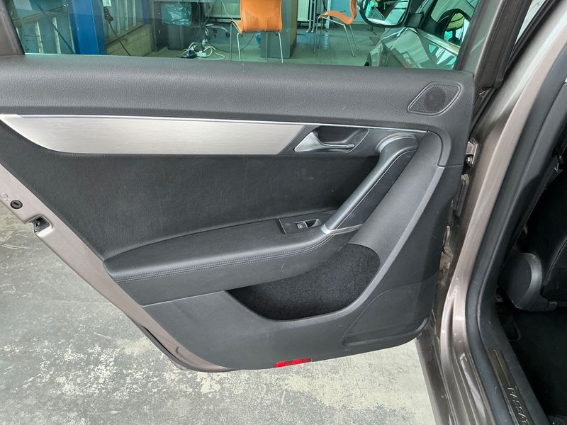 Volkswagen Passat 2.0 TDI Highline BlueMotion Tech 2011 – снимка 27