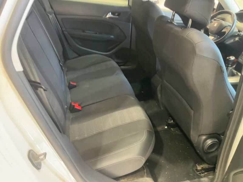 Peugeot 308 1.5 Blue-HDi Allure Business — zdjęcie 14