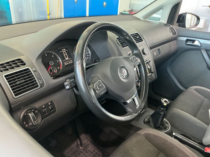 Volkswagen Touran 2.0 TDI Design Edition BlueMotion Tech 2011 – снимка 34