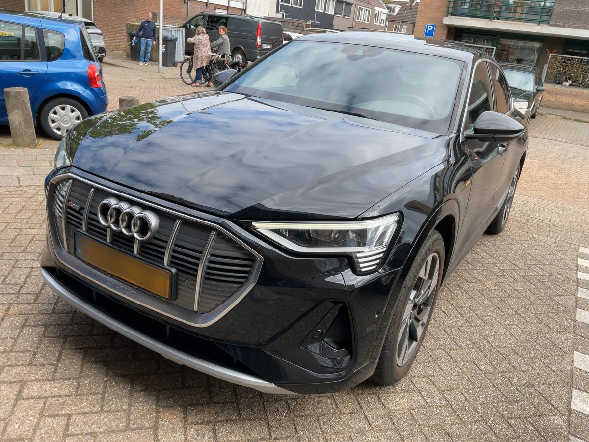 Audi e-tron 2022 — photo 1