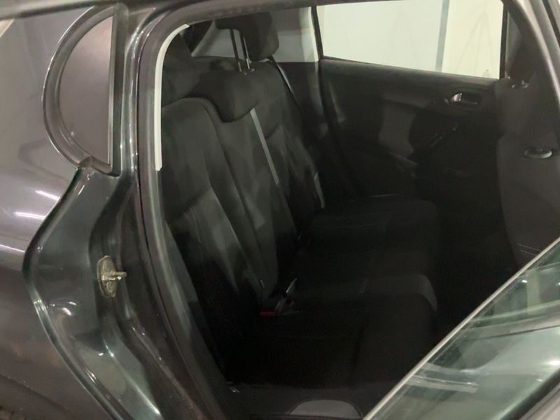 Peugeot 208 1.4 HDi Active — zdjęcie 14