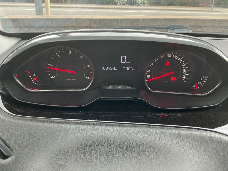 Peugeot 208 1.4 HDi Active — zdjęcie 13