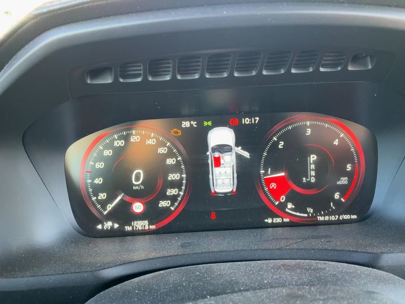 Volvo XC90 2.0 D5 R-Design AWD — zdjęcie 13