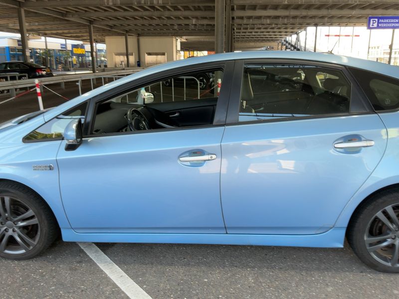 Toyota Prius 1.8 Plug-in Hybrid Life — zdjęcie 4