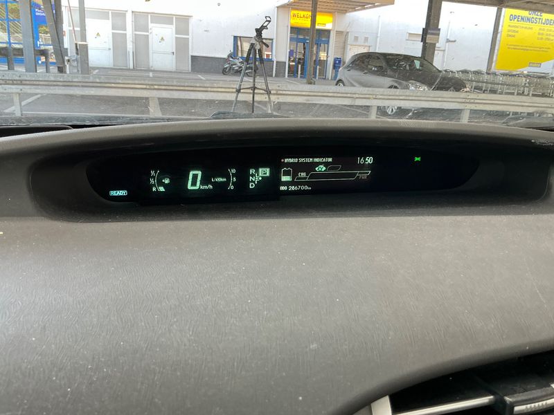 Toyota Prius 1.8 Plug-in Hybrid Life — zdjęcie 13