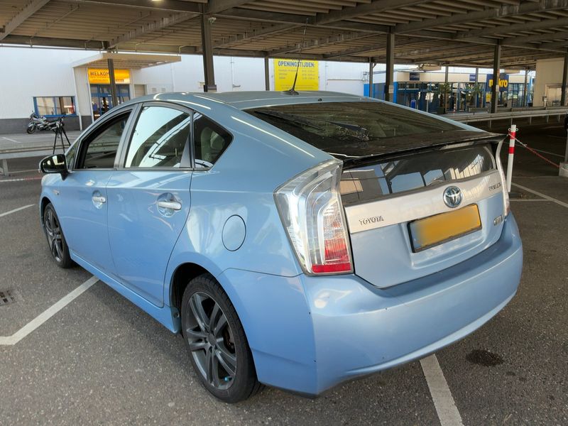 Toyota Prius 1.8 Plug-in Hybrid Life — zdjęcie 3