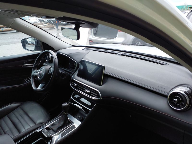 MG HS 1.5 Luxury — zdjęcie 12