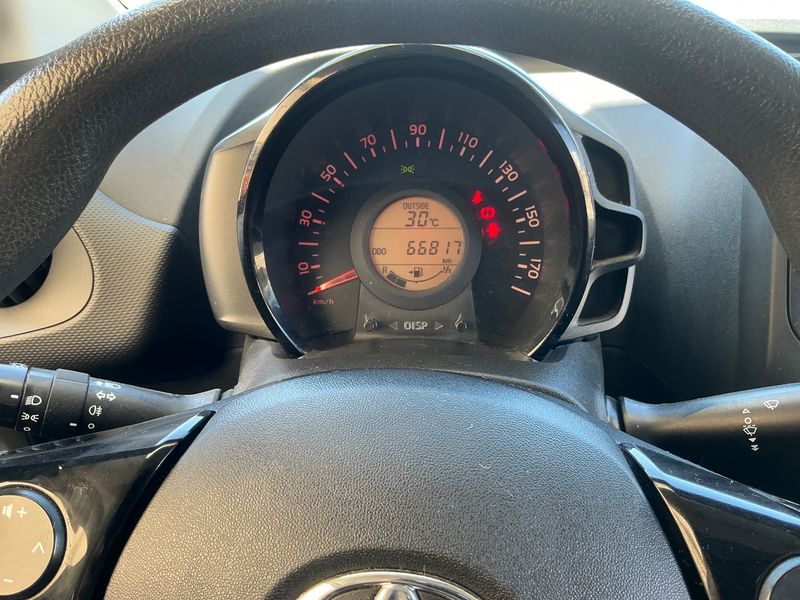 Toyota Aygo 1.0 X-Pro — zdjęcie 13