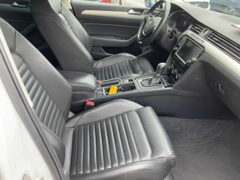Volkswagen Passat 2.0 TDI Carat BlueMotion Tech — zdjęcie 11