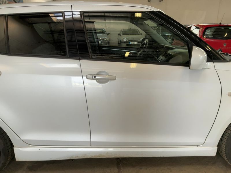 Suzuki Swift 1.6 Sport — zdjęcie 7