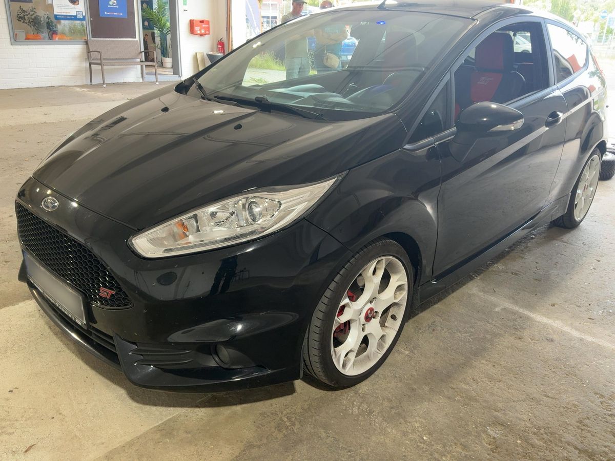Ford Fiesta 2016 — photo 1