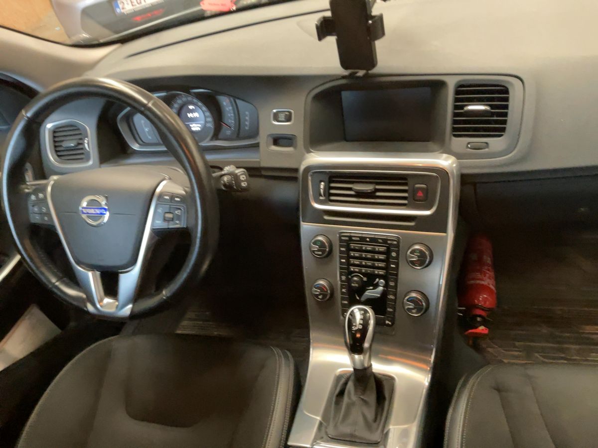 Volvo V60 2018 — photo 18