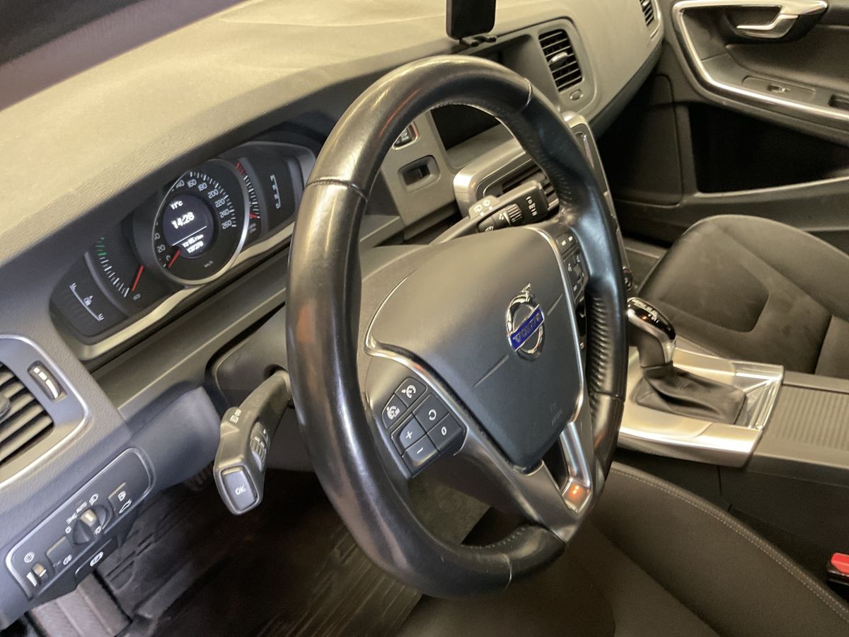 Volvo V60 2018 — photo 38