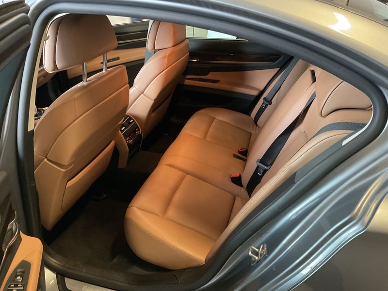 BMW 7er 740d — zdjęcie 14