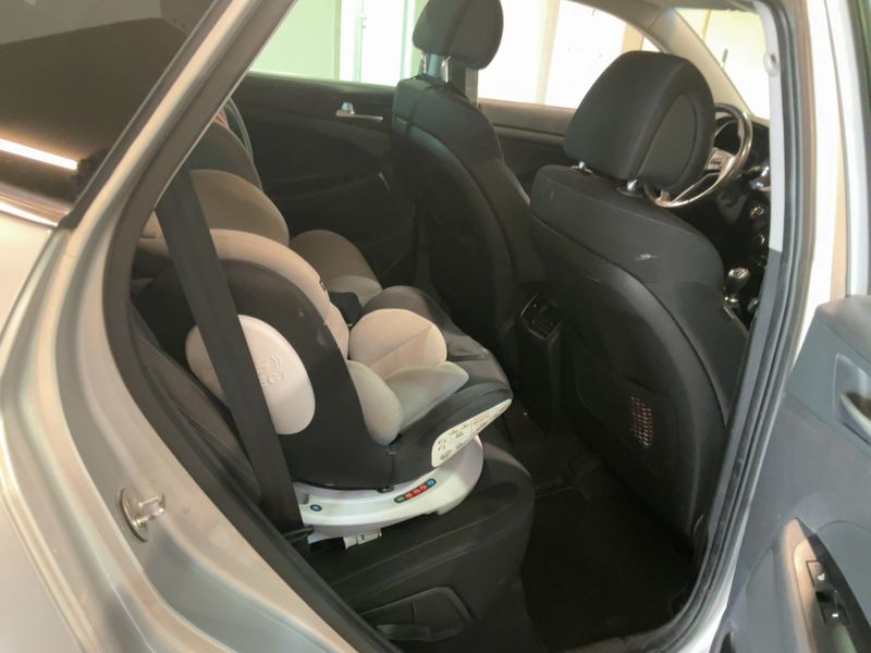 Hyundai Tucson 1.7 CRDi Xpossible ISG 2WD — zdjęcie 14