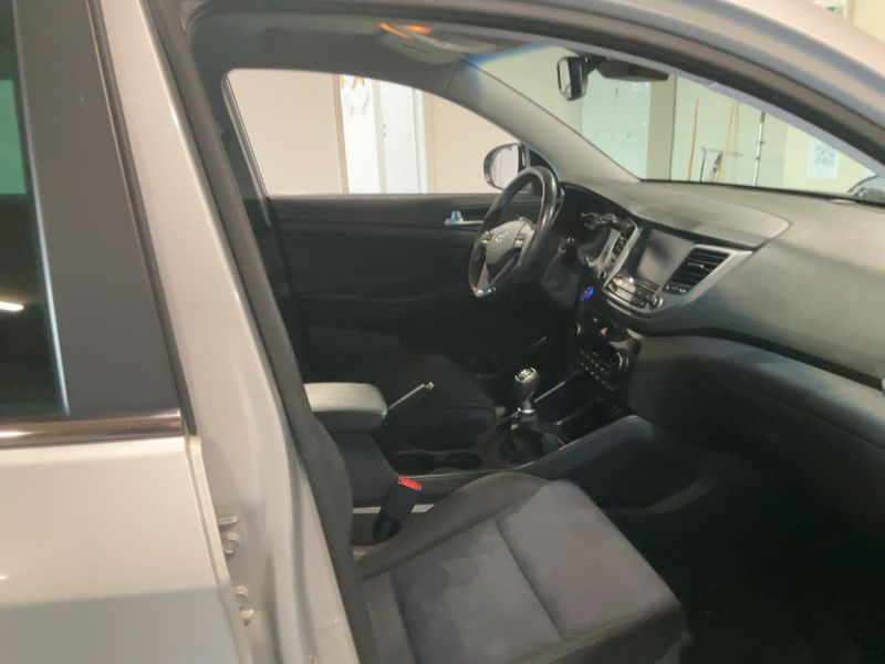 Hyundai Tucson 1.7 CRDi Xpossible ISG 2WD — zdjęcie 11