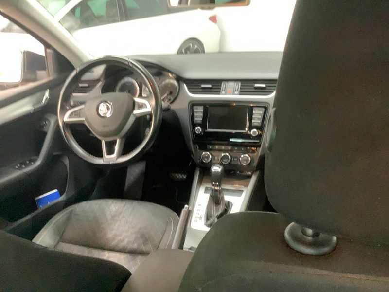 Skoda Octavia 1.6 TDI Edition — zdjęcie 12