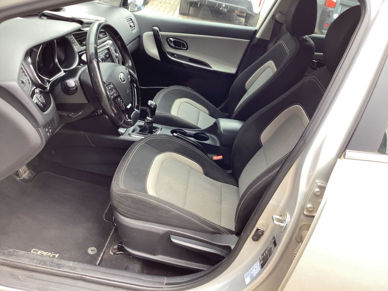 Kia cee'd 1.6 CRDi Active — zdjęcie 11