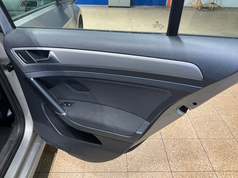 Volkswagen Golf VII 1.6 TDI Comfortline BlueMotion Tech 2015 – снимка 33