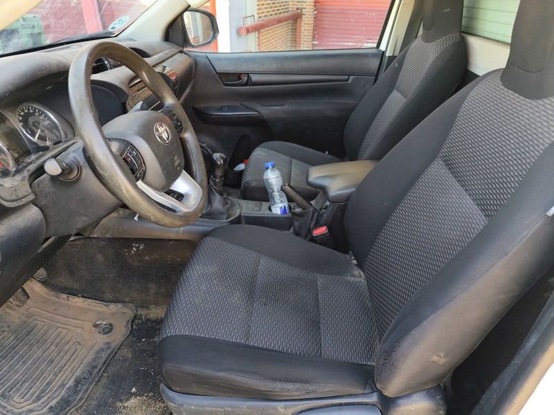 Toyota Hilux 2.4 D-4D Cabina Sencilla GX 4x4 — zdjęcie 14