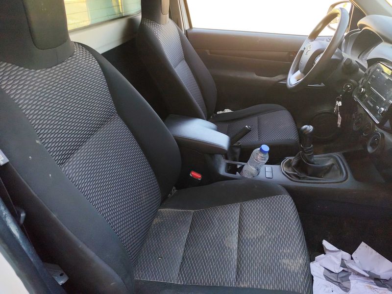 Toyota Hilux 2.4 D-4D Cabina Sencilla GX 4x4 — zdjęcie 10
