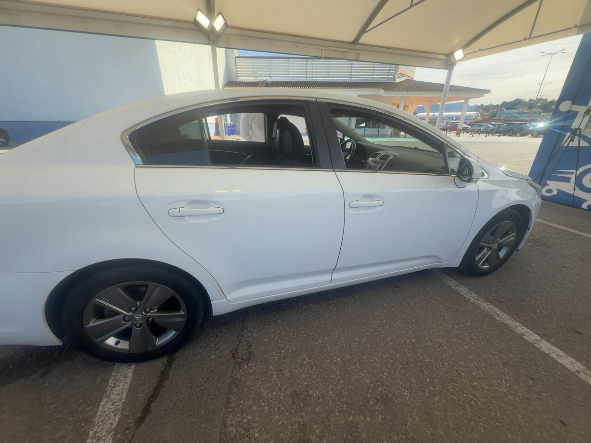 Toyota Avensis 2015 — photo 11