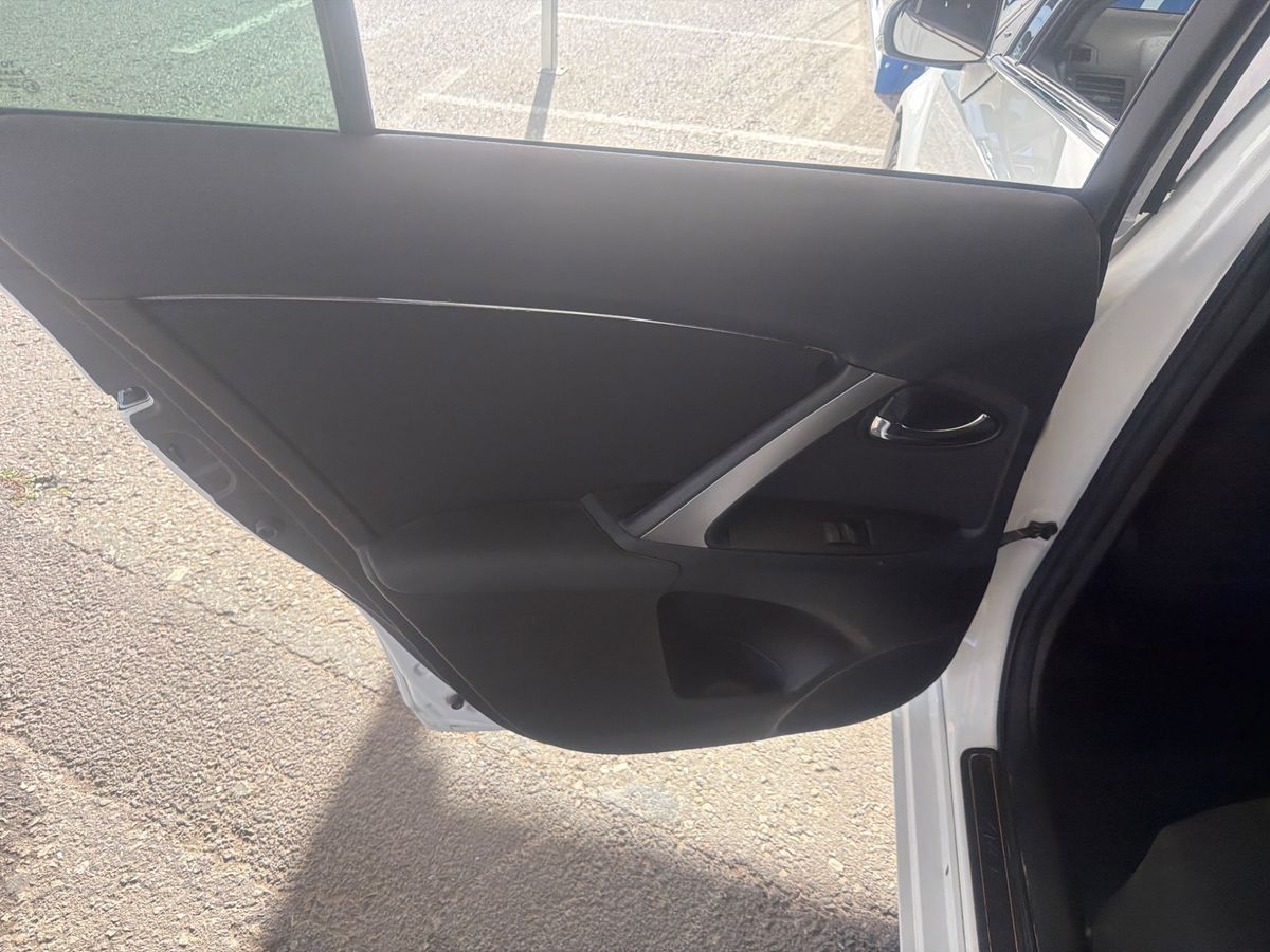 Toyota Avensis 2015 — photo 27