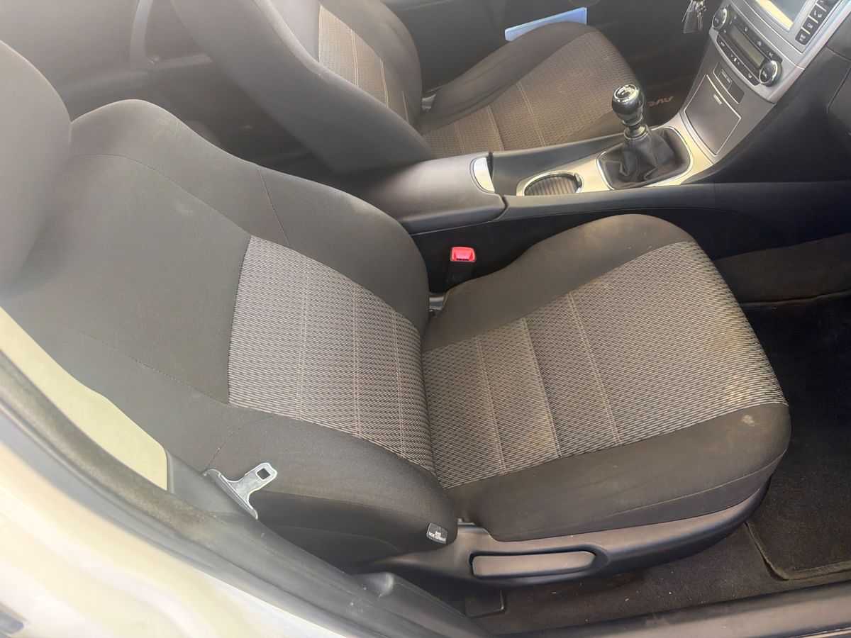 Toyota Avensis 2015 — photo 26