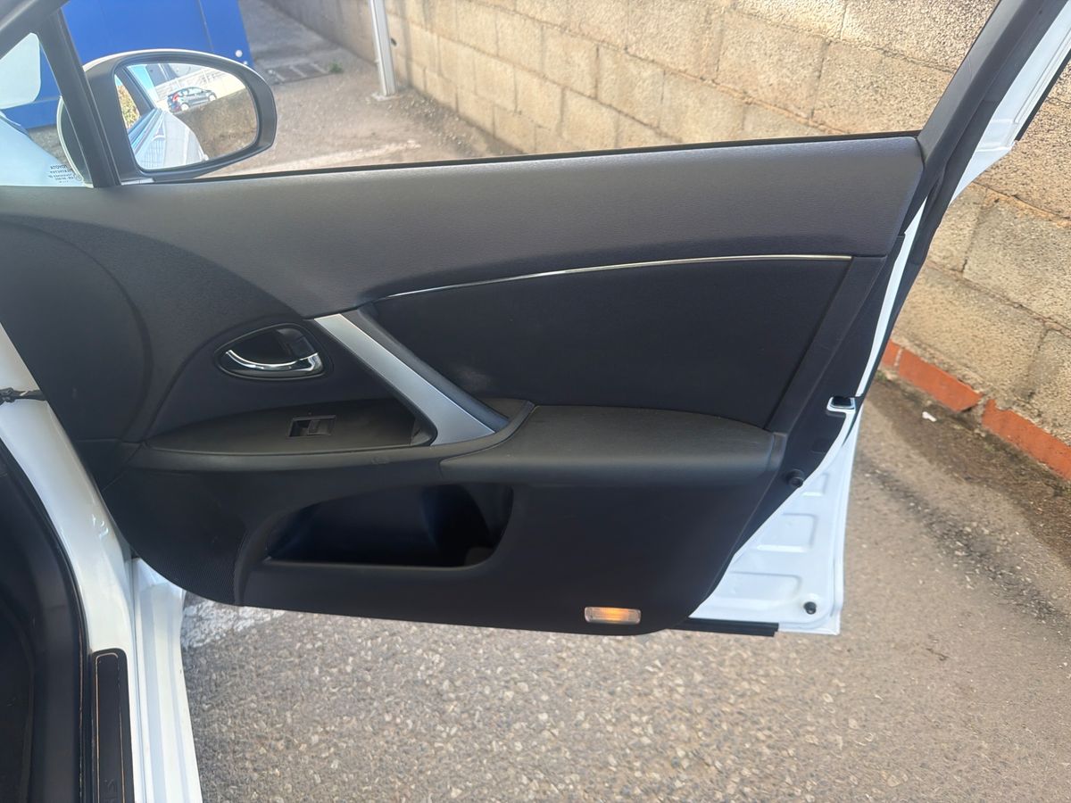Toyota Avensis 2015 — photo 36