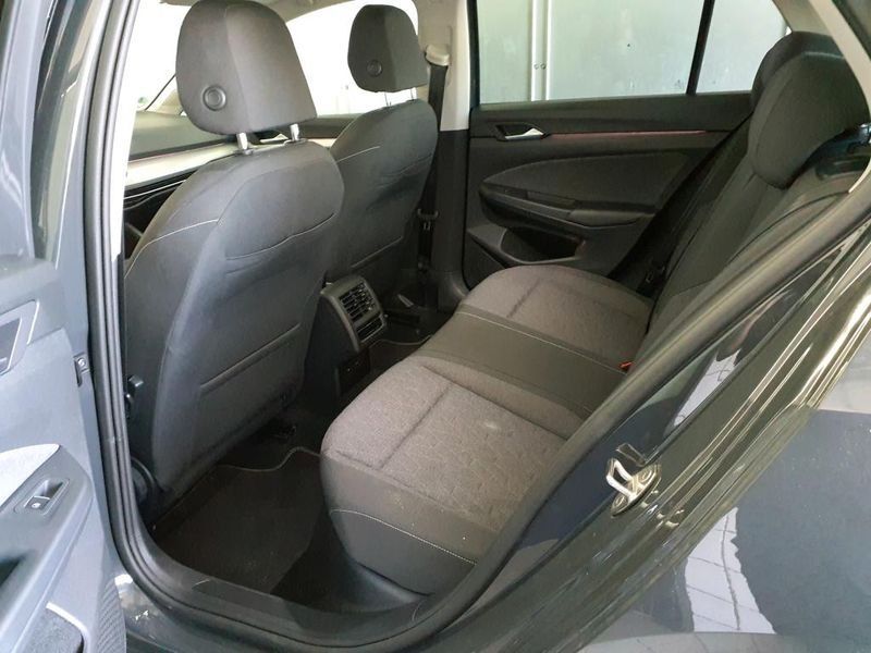 Volkswagen Golf VIII 1.0 eTSI Move — zdjęcie 12