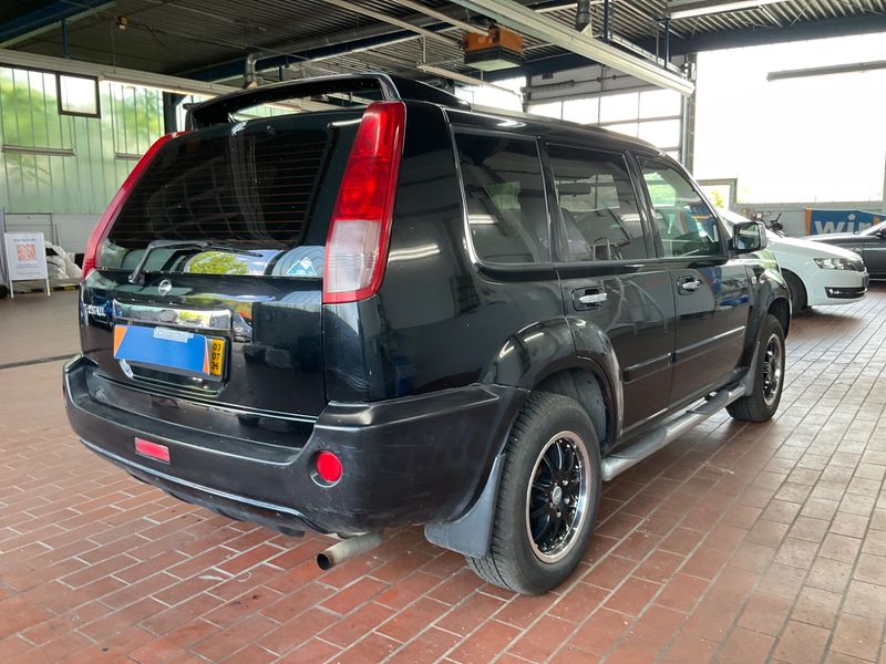 Nissan X-Trail 2.5 Elegance — zdjęcie 2