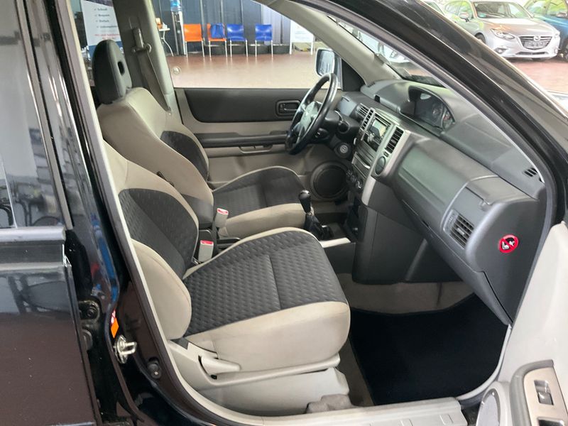 Nissan X-Trail 2.5 Elegance — zdjęcie 3