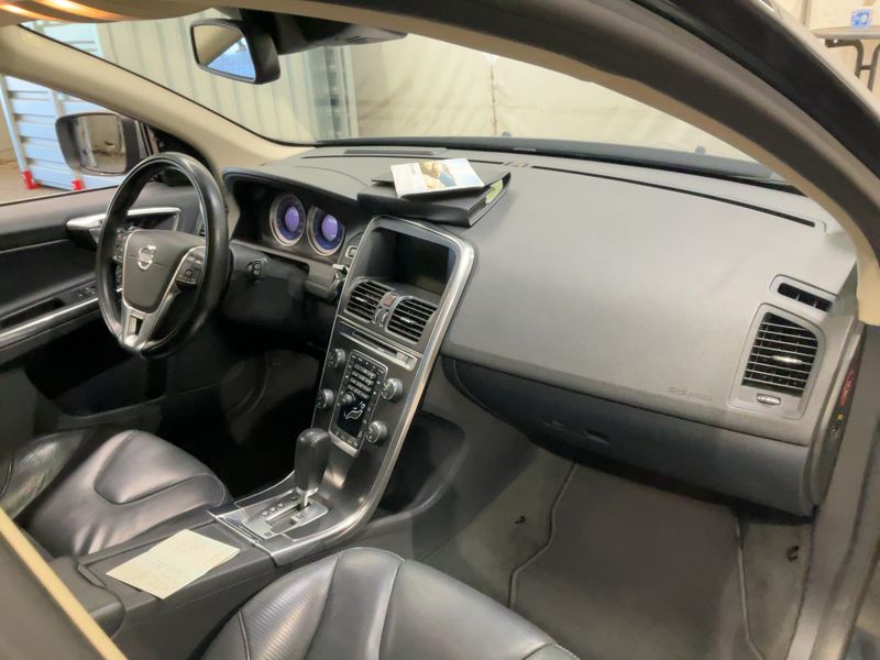 Volvo XC60 2.4 D4 R-Design AWD — zdjęcie 12