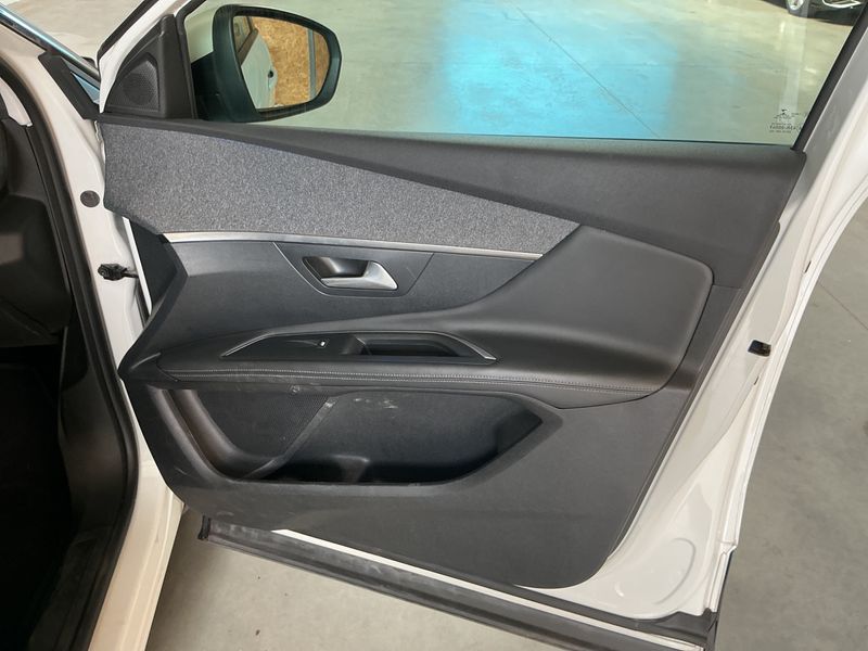 Peugeot 3008 1.2 PureTech Allure 2018 – снимка 28