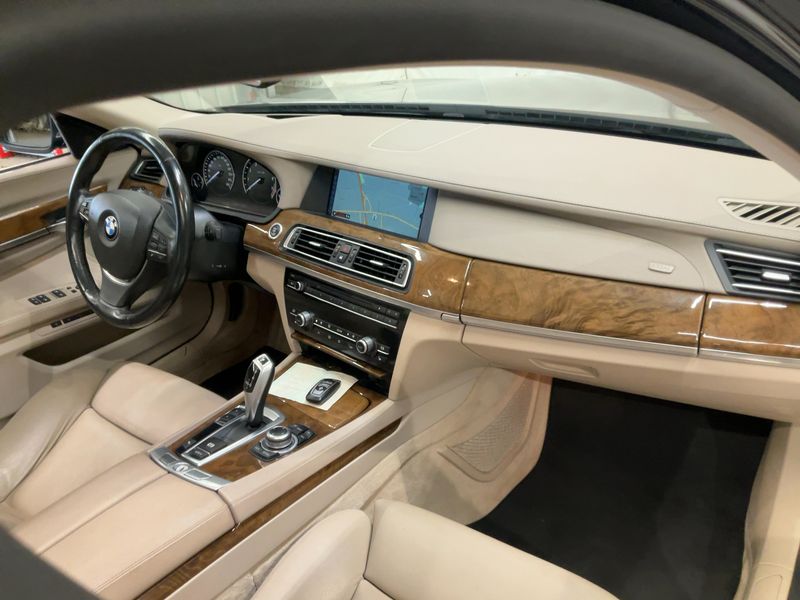 BMW 7er 750i — zdjęcie 12