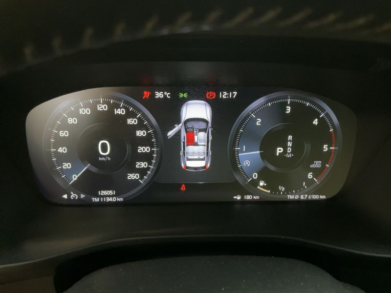 Volvo XC40 2.0 D3 Momentum 2WD — zdjęcie 13