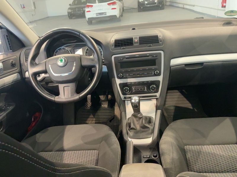 Skoda Octavia 1.4 TSI Ambiente — zdjęcie 12