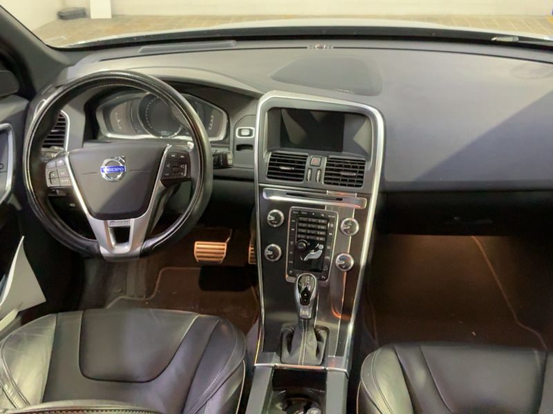 Volvo XC60 3.0 T6 Momentum AWD — zdjęcie 12