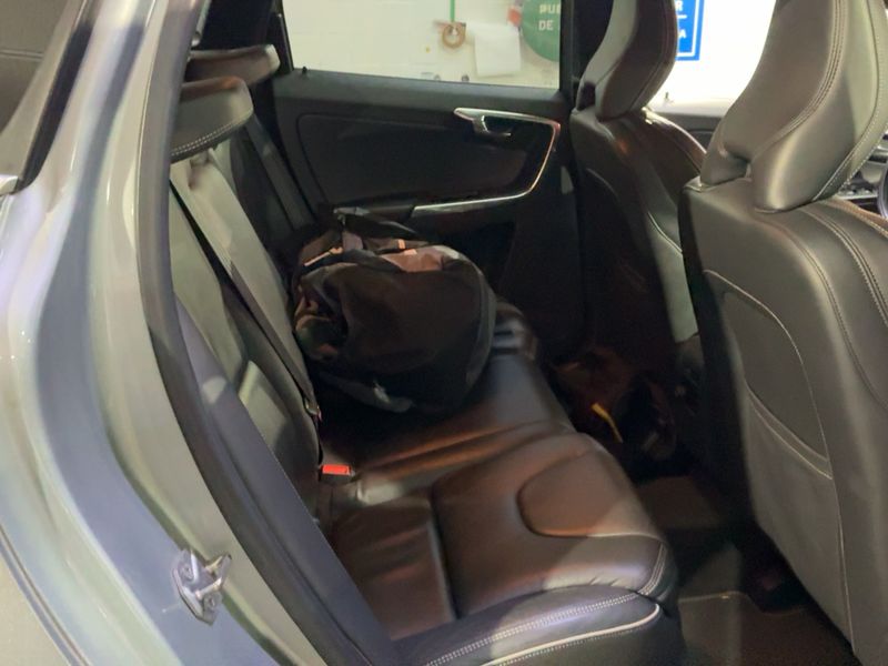 Volvo XC60 3.0 T6 Momentum AWD — zdjęcie 14