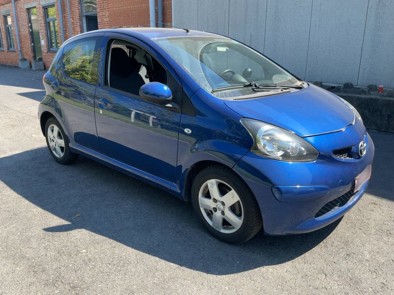 Toyota Aygo 1.0 — zdjęcie 8
